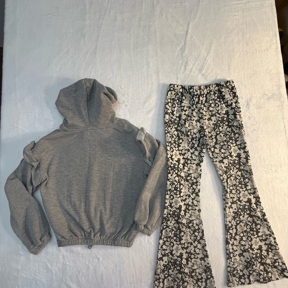 Jessica Simpson Girls Size 6X Ruffle Sleeve Hoodie
& Printed Ruffle-Hem Pant Set - Picture 3 of 7